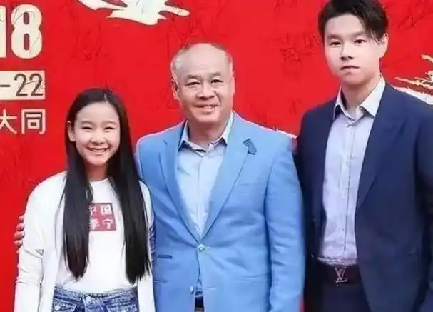 回顾体操王子李宁:身家过百亿头发斑白显老态,六旬妻子依然貌美