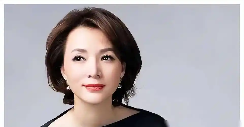 49岁董卿惊现素颜老态,头发凌乱如大妈!