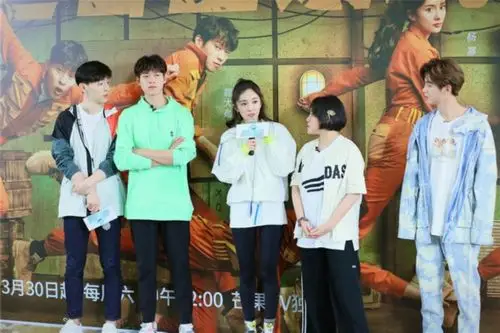 《密室大逃脱》杨幂回应恐高 邓伦享受当团宠_综艺新闻_大众网