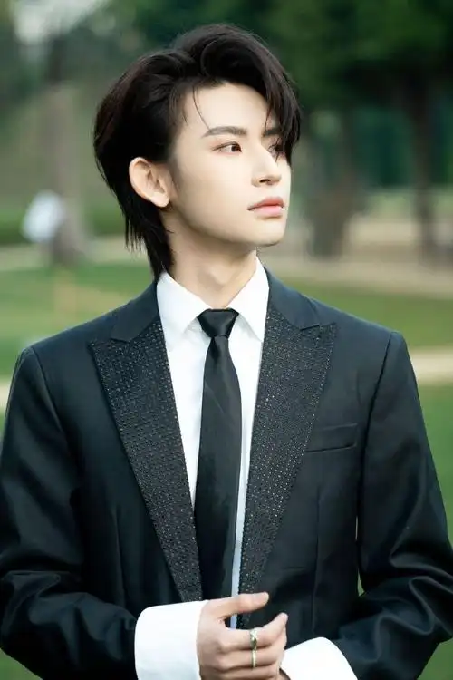 小鬼力量感手臂线条#歌手,制作人@小鬼-王琳凯氛围感港风大片抢先释