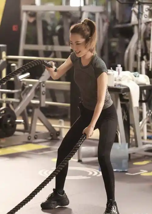 上恋爱综艺节目不忘健身,称要美食也要身材_因为_女明星_黑色