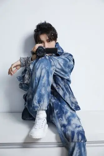 王俊凯把牛仔外套穿出另一番景象,闪亮打底 牛仔套装,酷到尖叫