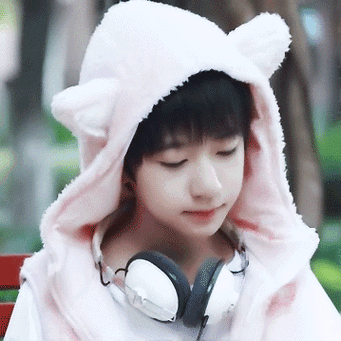 贺峻霖 词曲创作新星#人类幼崽贺峻霖 太可爱啦 想捏捏@时代少耐排