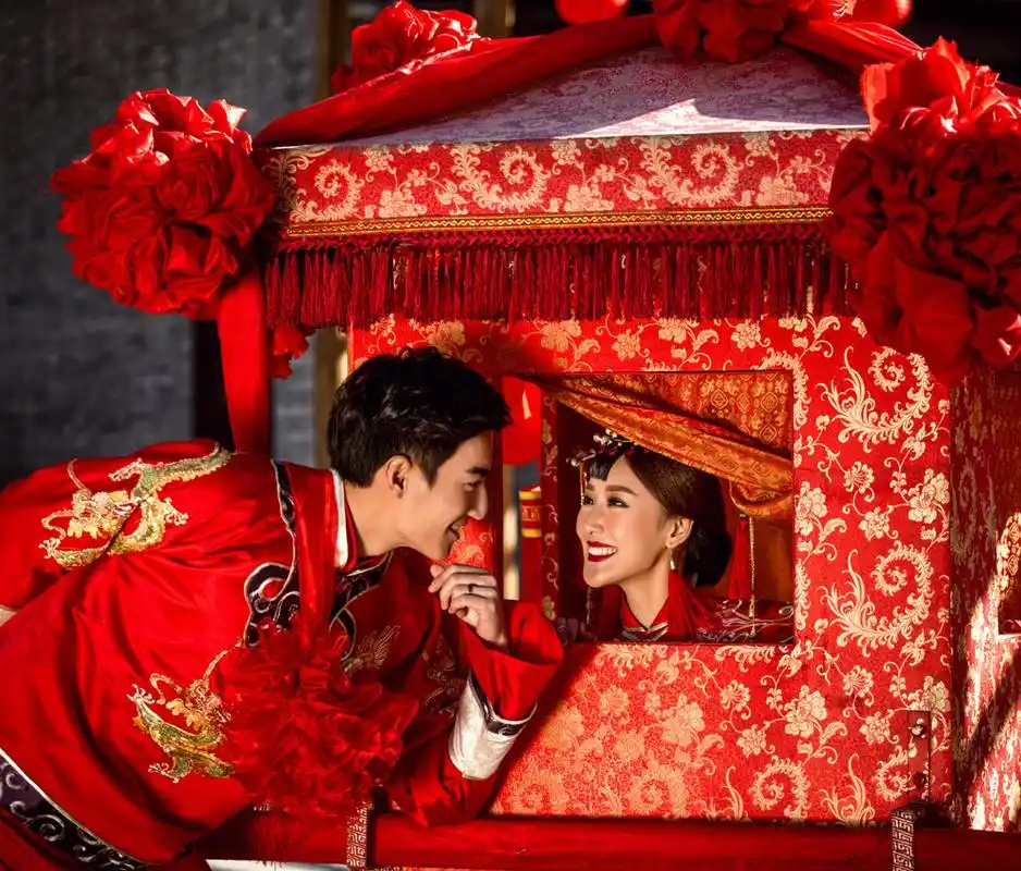 花轿是中式婚礼的核心.它分四人抬,八人抬两种,又有龙轿,凤轿之分.