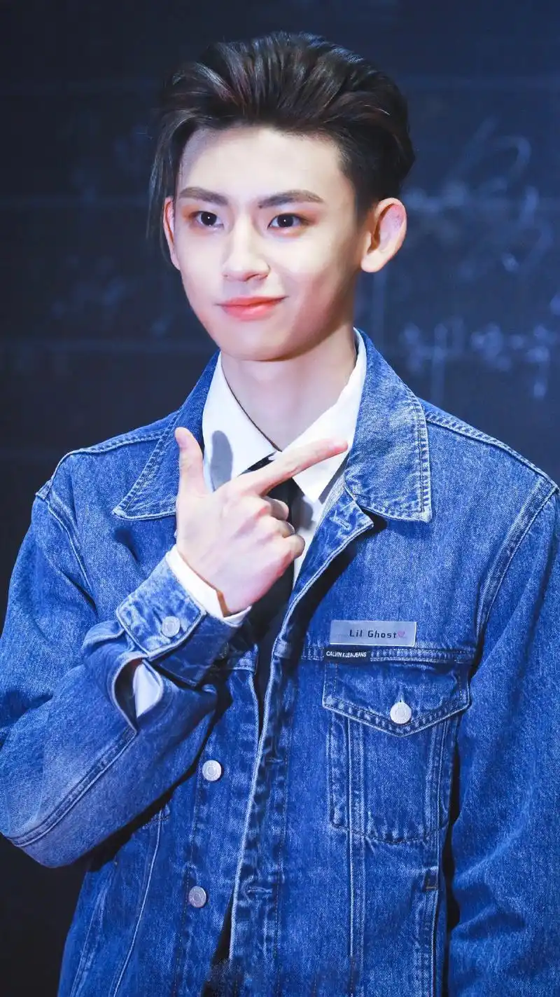 看到两张照片中小鬼的笑容变化了没有呀?