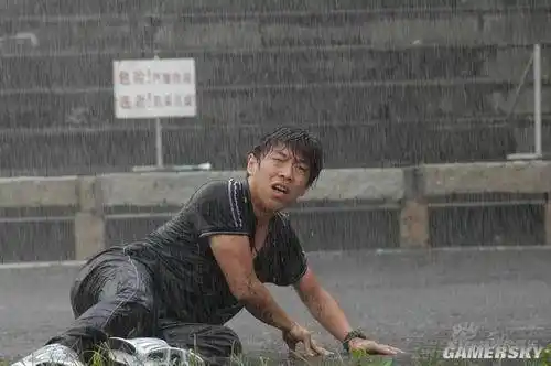 演技派黄渤也是个受虐狂,2006年拍《疯狂的石头》宁浩让他钻井盖,2008