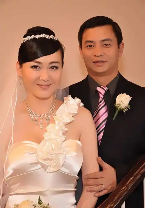 小李琳的二婚老公虽然小她六岁,很多人并不看好.