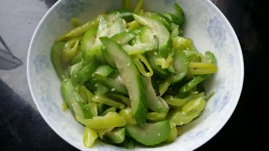 p>青椒炒丝瓜是一道美食,老少皆宜,制作简单,主要材料青椒,丝瓜. /p>