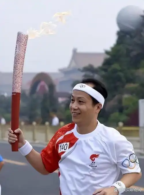 央视主持罗京从业25年零失误去世7年后妻子带儿子改嫁富商