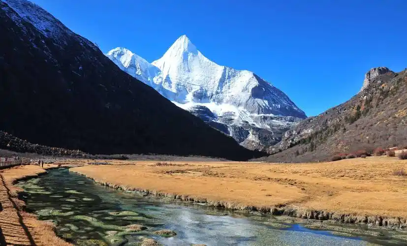 世界最美十大名山(一生必去的10座著名大山景区排名)_梅里雪山_海拔