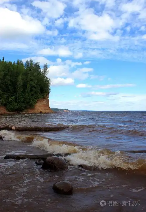 夏天的河岸边的风景