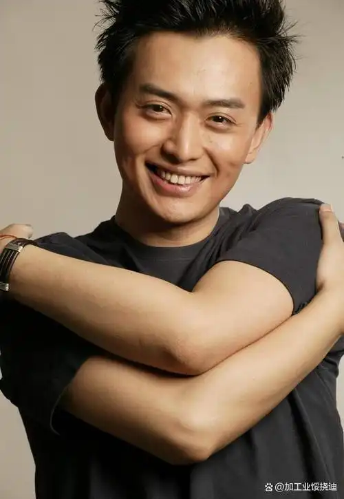 盘点四位颜值暴跌的男神,狄龙爆改莫言,军艺校草一个比一个油腻