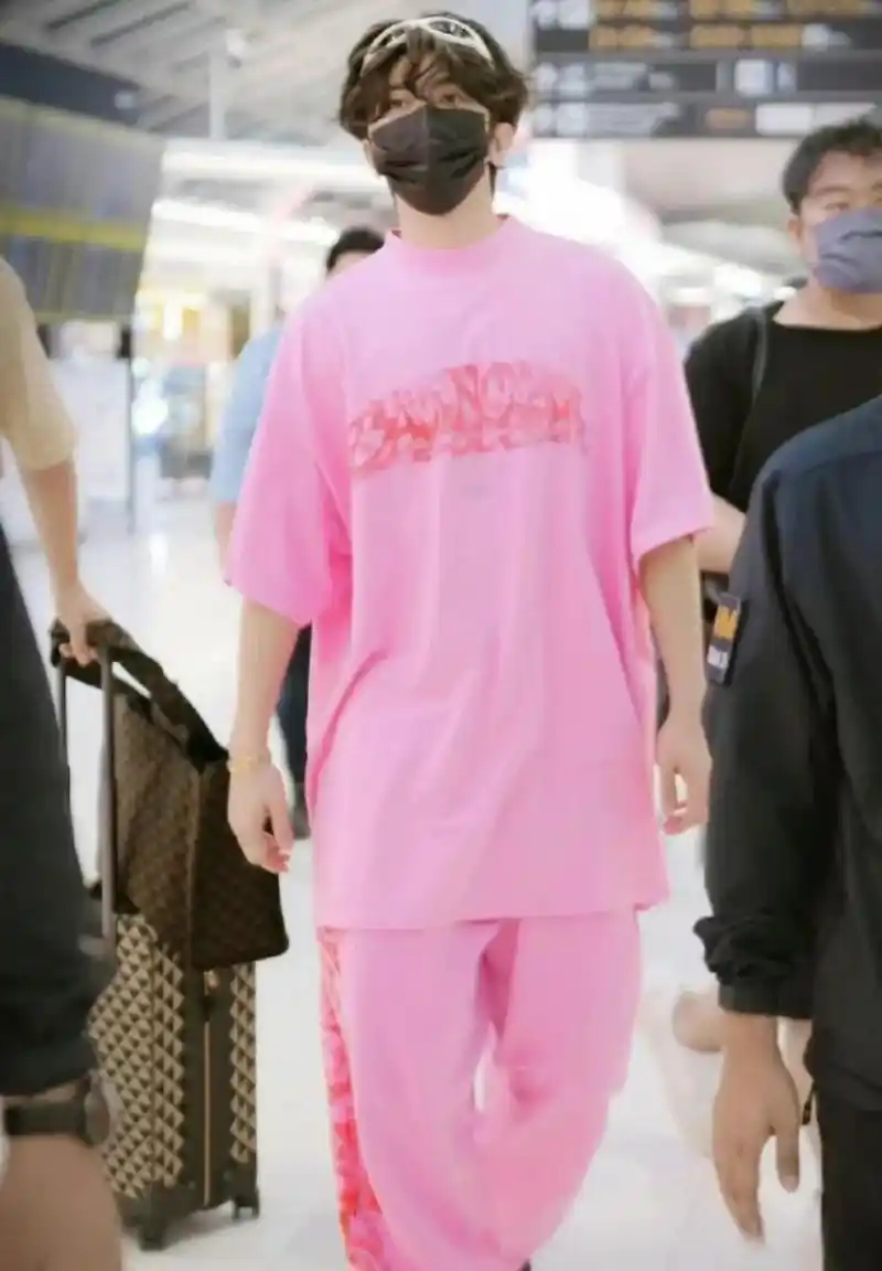 摩西摩西,蔡徐坤最新粉色穿搭,机场好耀眼!
