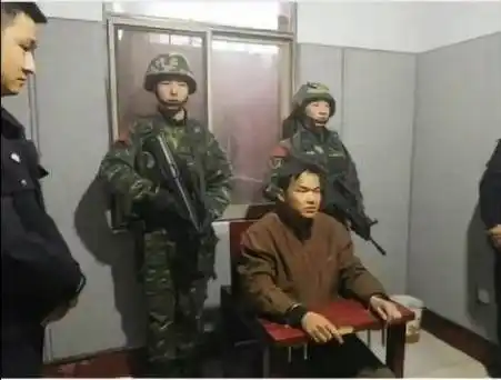 张扣扣轻声问道:"爸,我为了妈,你能原谅我吗?