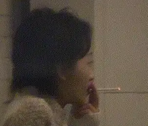 周冬雨抽烟被拍,姿势细节暴露她的烟瘾,原来之前早有端倪