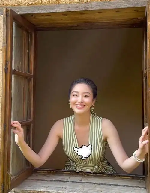 杨采钰的身材真挺极致的穿着简单的黑裙v领都快到胃了