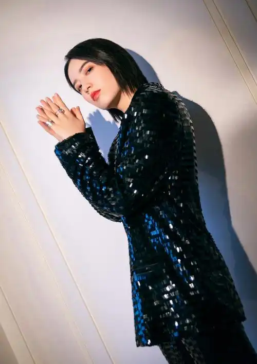 李斯丹妮酷美亮片套装写真图片第2页