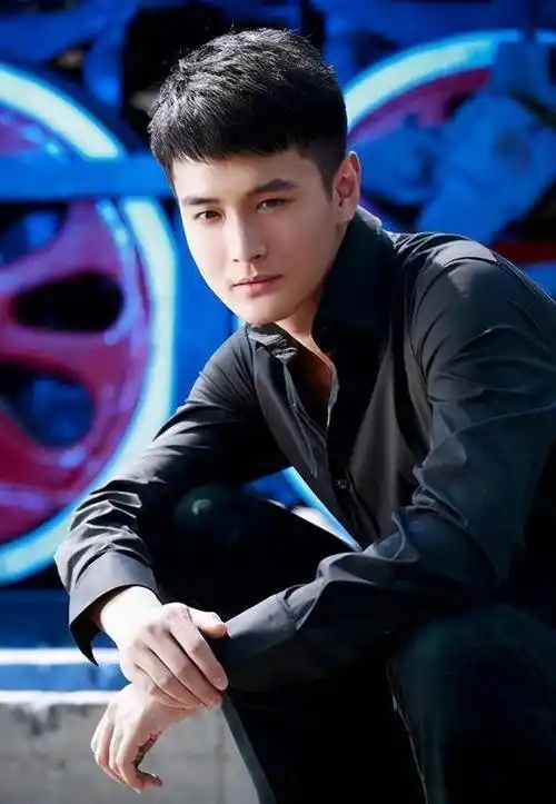 01他的妻子王媛可也是著名演员,在《河流如血》《兵临城下》《延禧