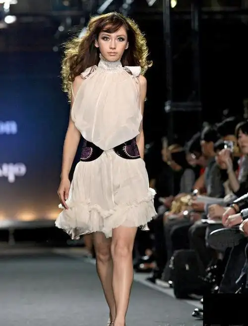 angelababy早期日本走秀 和现在判若两人