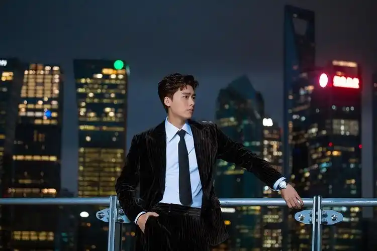 打开凤凰新闻,查看更多高清图片2021年10月22日,李易峰最新一组写真释