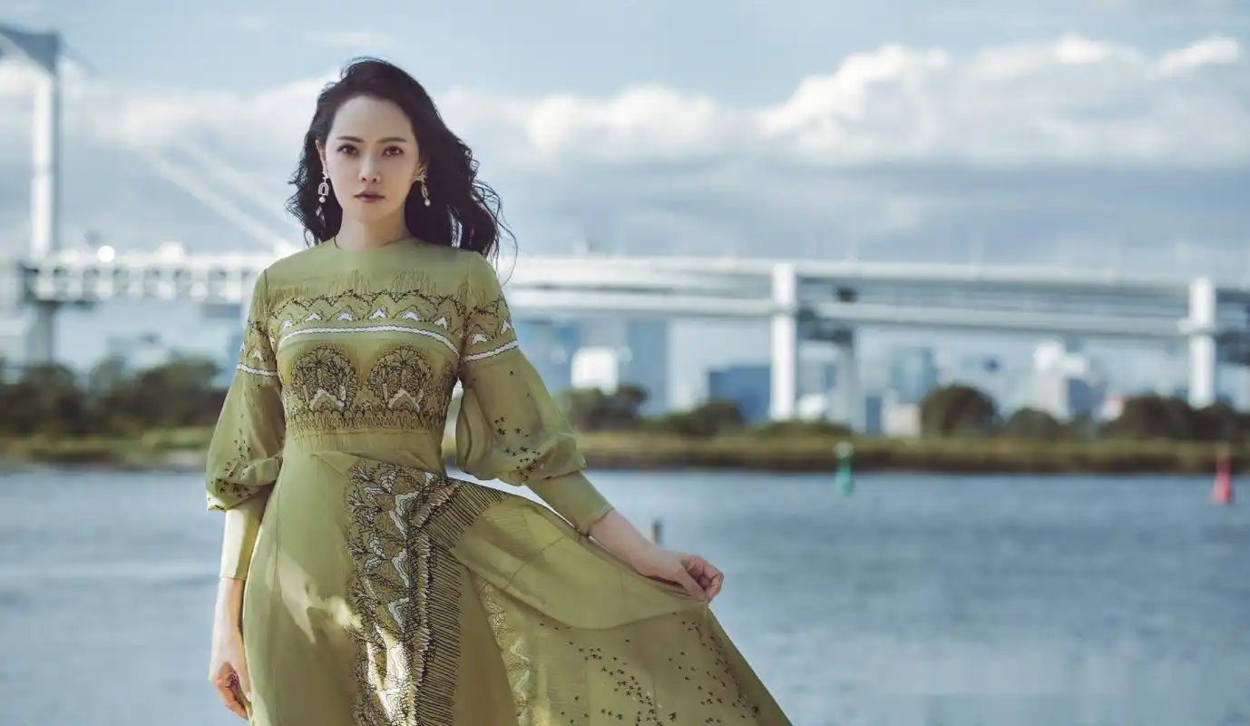 是歌手,也是导演与演员,更是伟大的妻子与母亲,一路