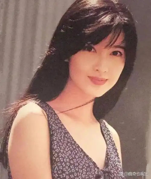 在90年代,周慧敏凭借清纯的形象和出色的演技成为了香港娱乐圈的女神