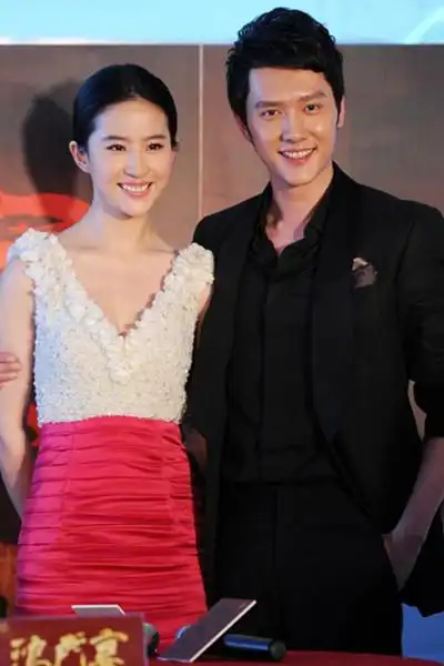 图冯绍峰刘亦菲红毯亮相首次合作演绎惊世虐恋