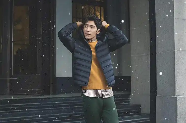 优衣库全球代言人井柏然身穿 uld 高级轻型羽绒服