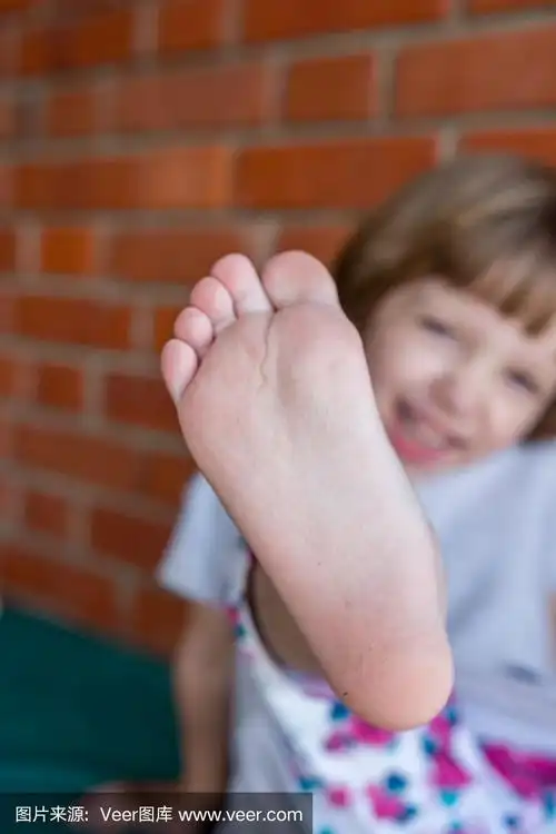小女孩的脚