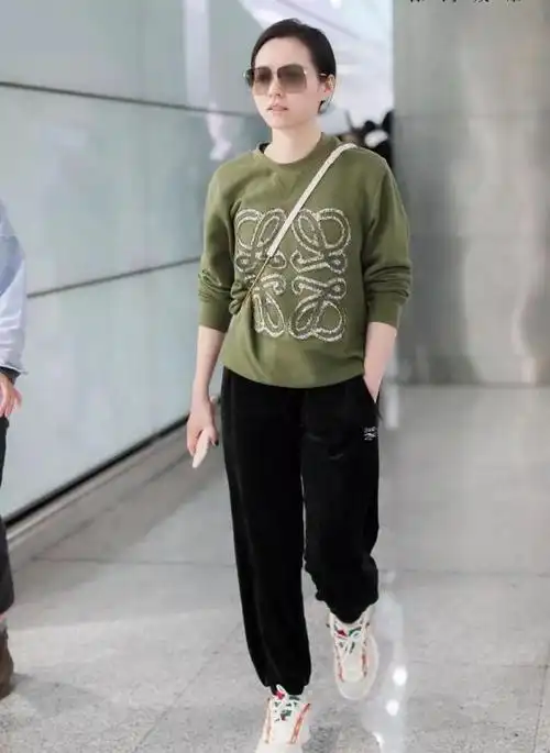 明星上脚丨邓紫棋上脚lv粉色帆布鞋,欧阳娜娜带货ambush x匡威!