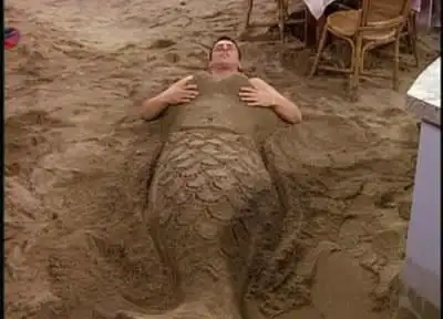 老友记中乔伊在第三季中被沙子堆成美人鱼的图片