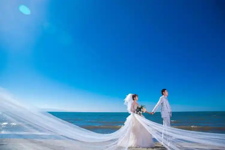 卡洛高端摄影的婚纱摄影作品《婚纱外景》