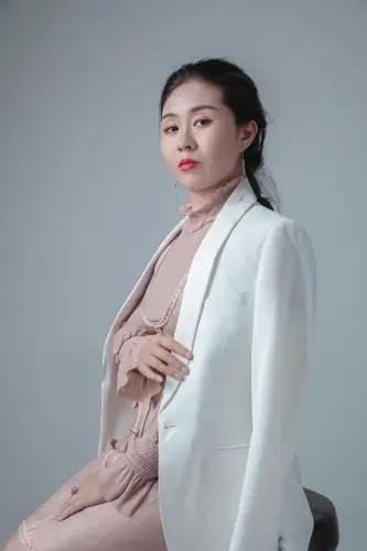 歌手张雪儿最新单曲《到了这个年纪》火爆全网_网易