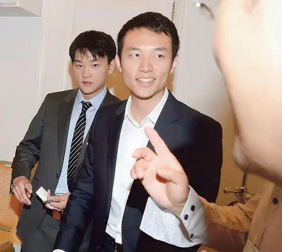 2006年霍英东去世时,霍启文手捧霍英东的灵位,而不是由霍启中手捧.