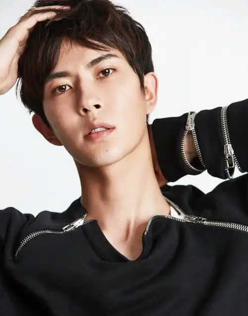 帅气小生于朦胧