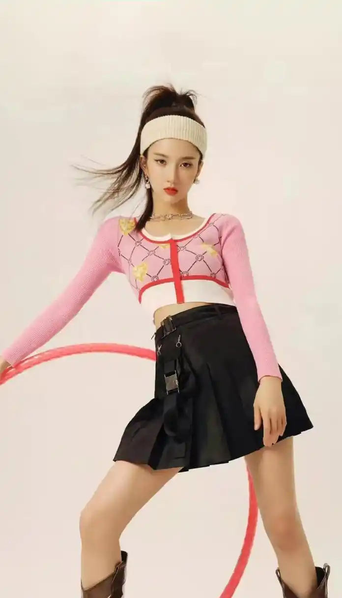 刘些宁运动风写真,修长身材引人垂涎,活力动感十足