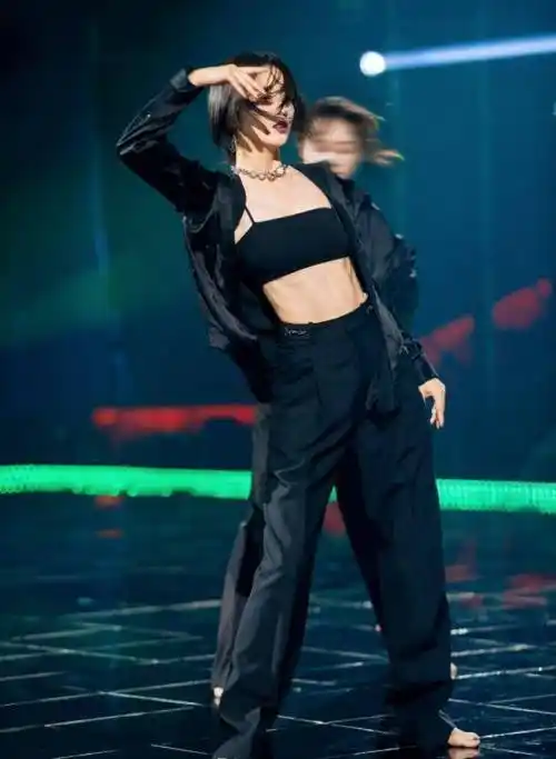 原创佟丽娅穿黑色露脐吊带背心跳舞眼神透着自信浑身散发光芒