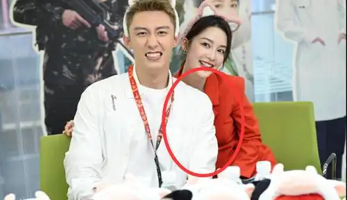 黄景瑜和李沁互动欢快,但举动是不是太亲密了?