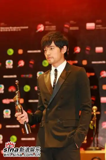 图文金像奖颁奖后台周杰伦展示奖杯帅气侧影