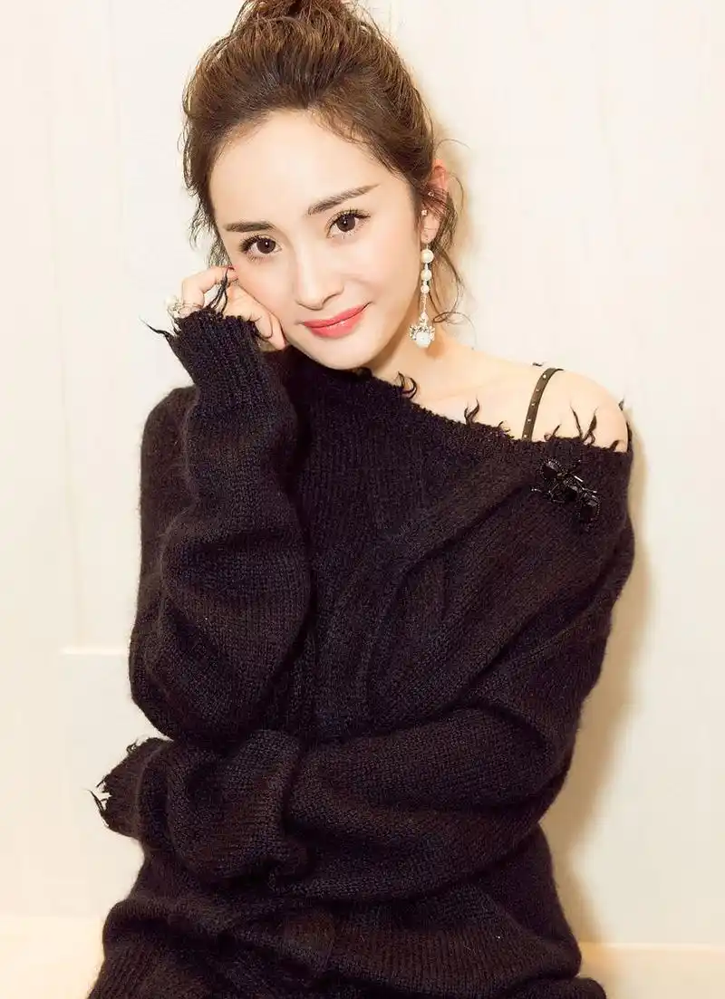 杨幂高清美图#作为圈子中备受瞩目的"狐狸眼",杨幂这对双眸如今依旧