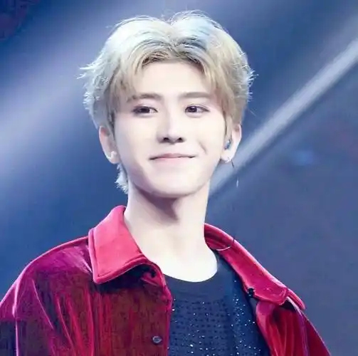 曝三字流量明星喜欢睡粉,老少通吃,蔡徐坤王嘉尔躺枪,曝三字流量明星