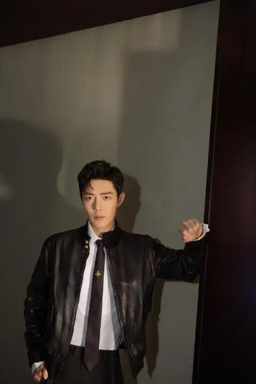 肖战67黑色皮衣清爽的短发和利落的脸部线条让整个造型简约又高级