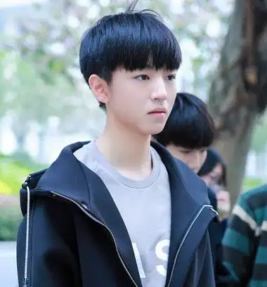 上下具有立体感的造型,打造出了初中男生的流行感,左右两边的头发是