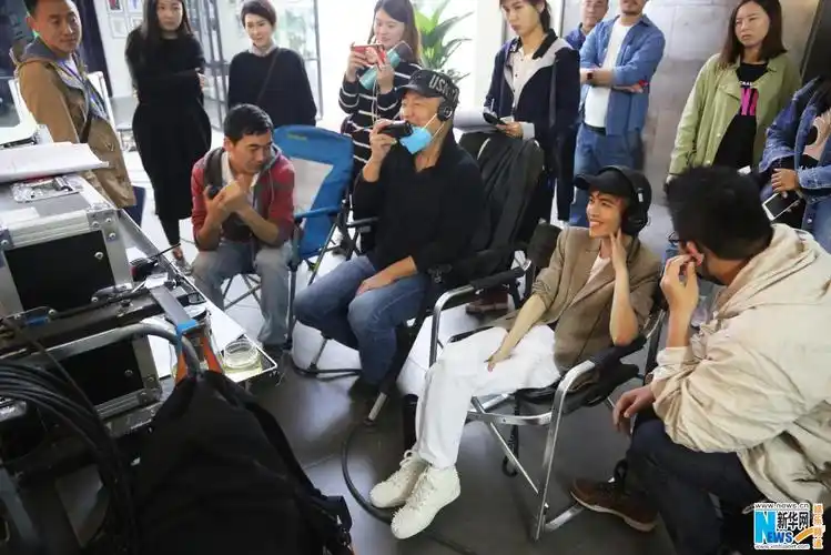 陈学冬与郭敬明片场同框背欧阳娜娜逗乐