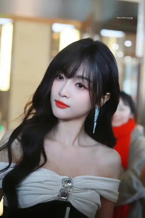 9615落跑甜心齐刘海露肩长裙美疯了录制顺利#吴宣仪hi6上班路透