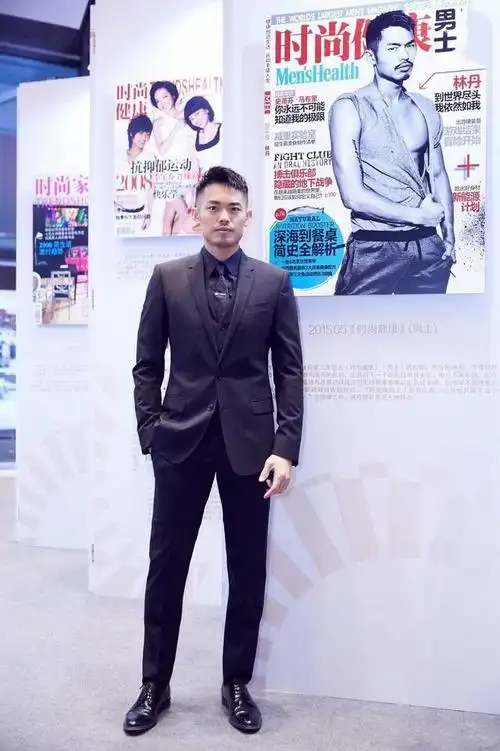 林丹退役后罕见现身机场穿白t反戴棒球帽妻子谢杏芳紧随其后