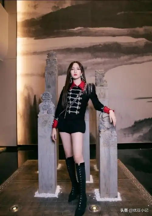 孟佳165cm的身高胜在比例好,所以能展现性感好身材.