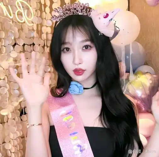 虞书欣生日聚会氛围欢快 戴搞怪眼镜精致可爱