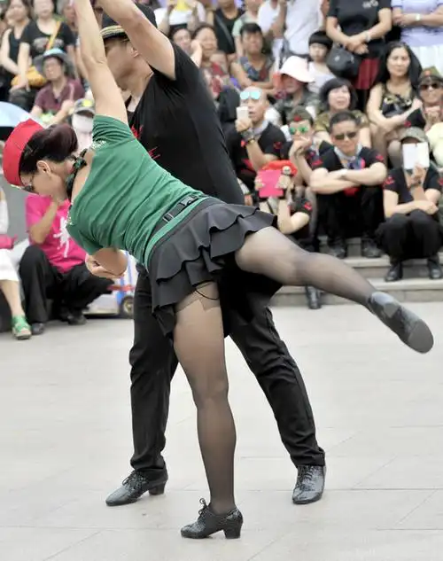 太原大妈广场舞"约架" 画面太美 宝宝不敢看