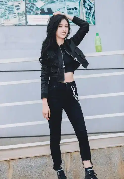 吴宣仪走红后愈发不羁,内搭外穿超前卫,一般人驾驭不了_时尚_黑色